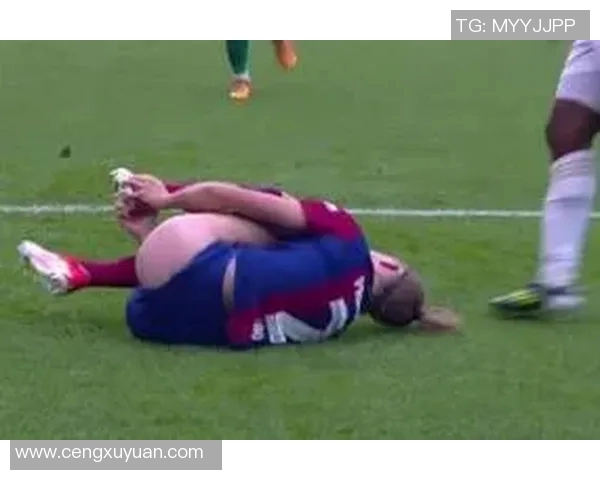 足球球星比赛突发脚踝扭伤痛苦倒地瞬间引发球迷关注